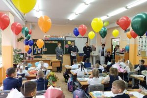 Сотрудники дорожной полиции поздравили школьников с Днем знаний