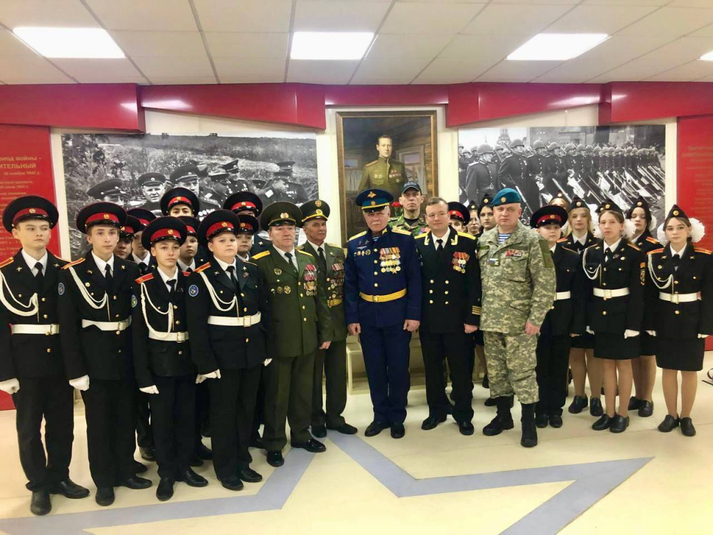 Зеленоградские школьники приняли кадетскую клятву и спели с ветеранами официальный гимн Москвы